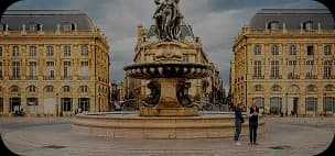 Place bordelaise avec fontaine et bâtiments historiques
