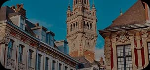 Architecture de Lille avec un beffroi en arrière-plan