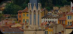 Vue urbaine de Lyon avec une église et des toits colorés