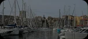 Port de Marseille avec des bateaux amarrés