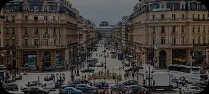 Avenue parisienne bordée d'immeubles haussmanniens