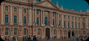 Façade historique de Toulouse sous un ciel bleu