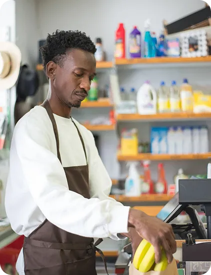 Étudiant souriant pour une recherche de job
