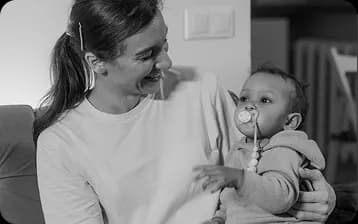 Baby-sitter souriant à côté d'un bébé