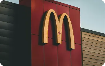 Façade d'un restaurant avec une enseigne McDonald's