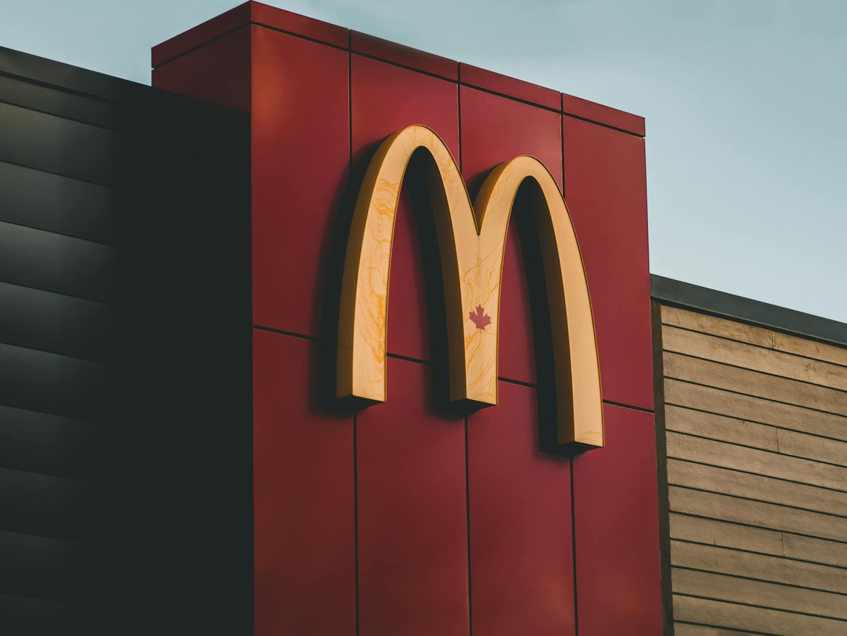 Logo de restaurant rapide sur une façade