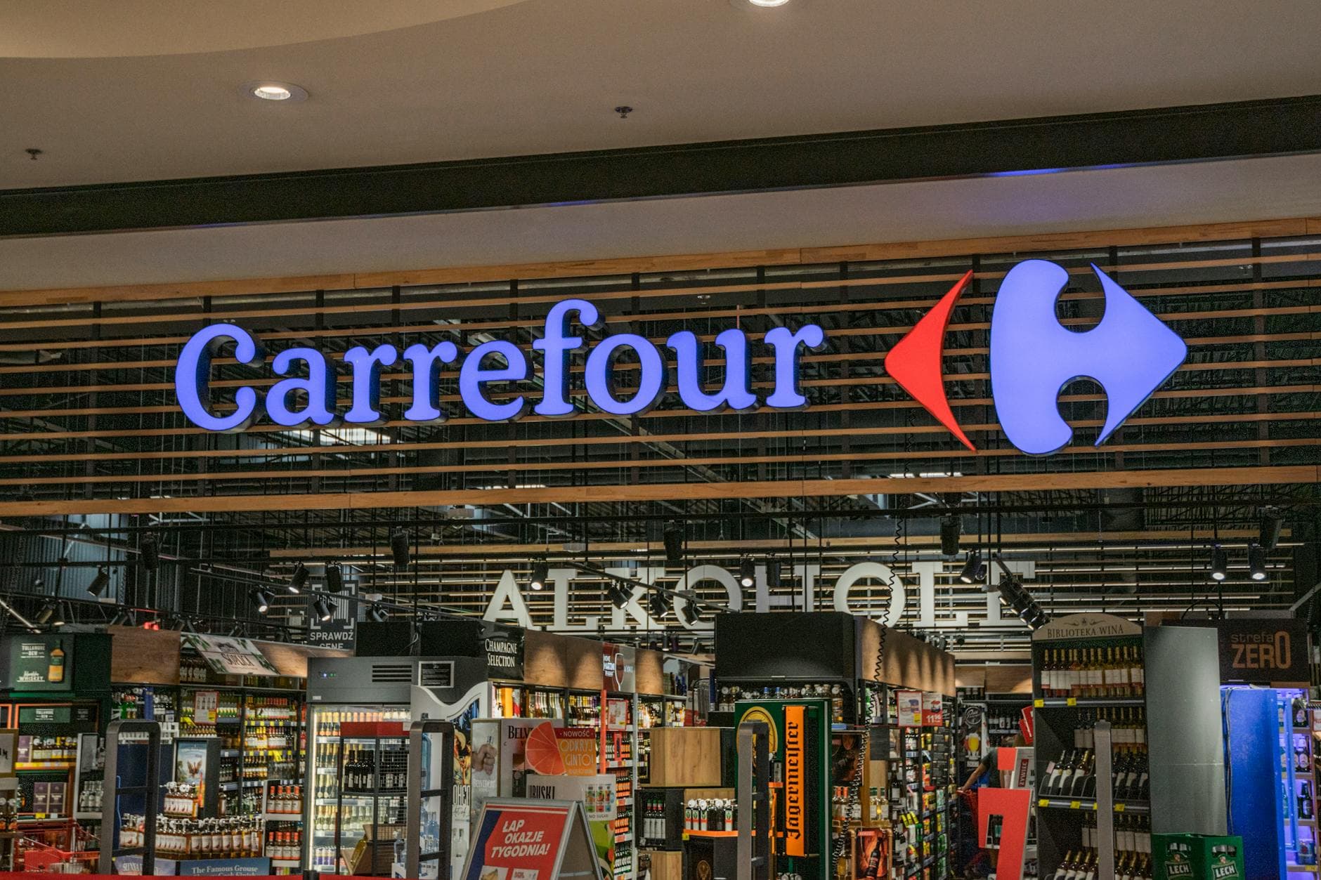 Entrée de magasin avec enseigne de grande distribution