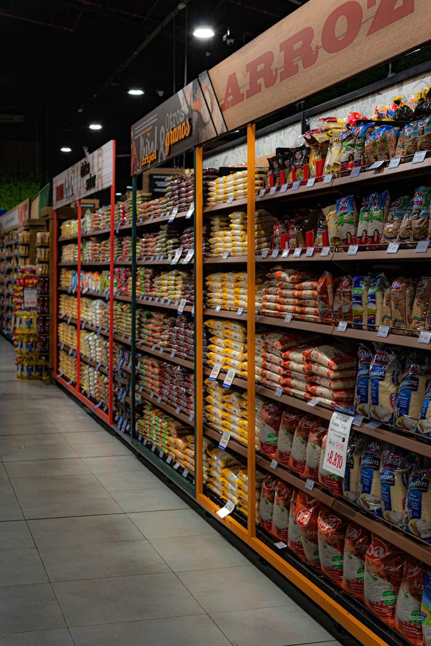 Rayons de magasin remplis de produits alimentaires