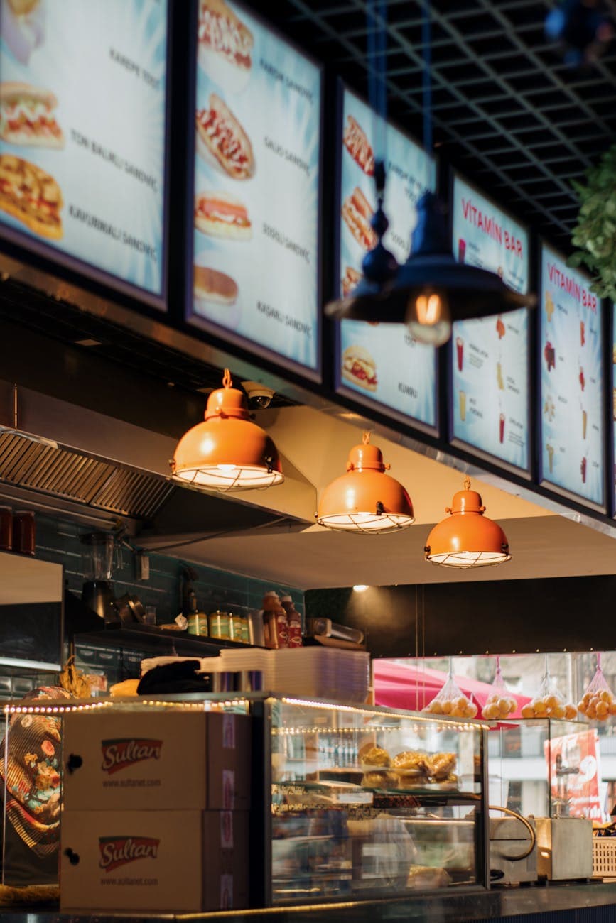 Salle de restaurant rapide avec comptoir éclairé