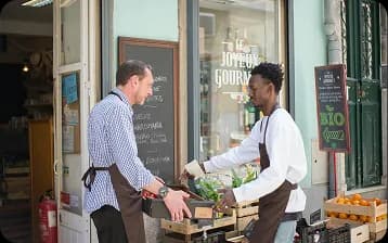Vendeur remettant un panier de produits à un client